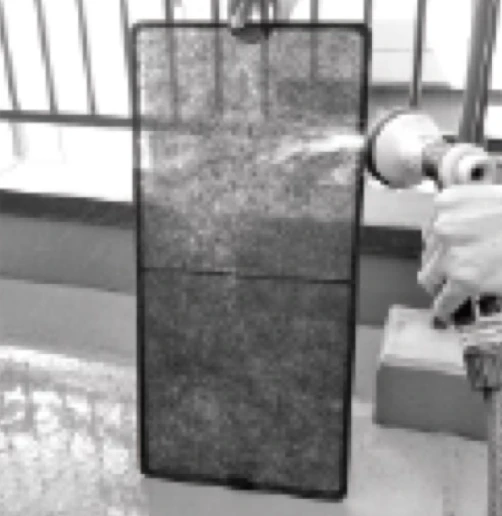 水または中性洗剤で洗う
